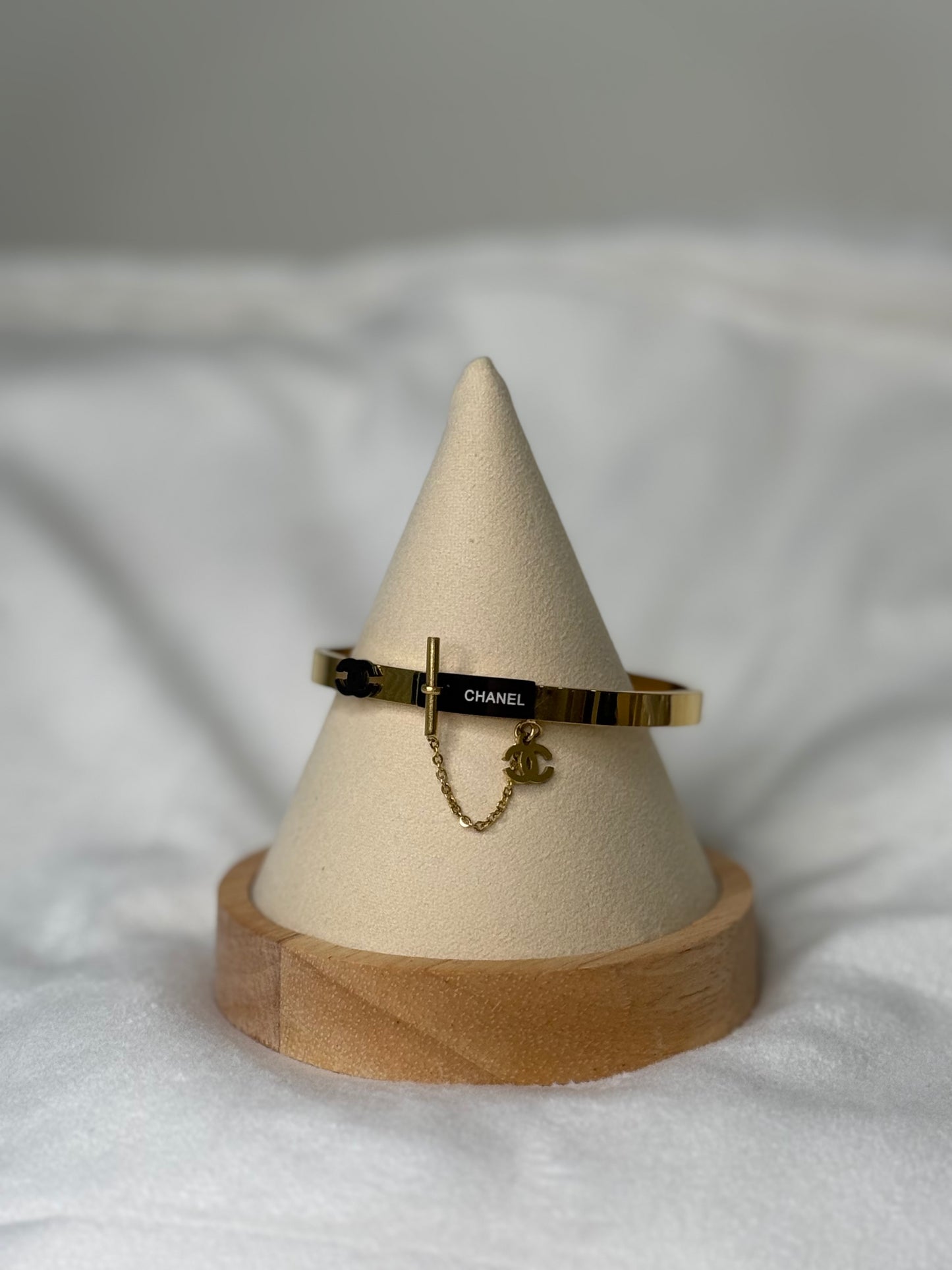 Contemporary Bangles with Chain Design 7"1/2" Modern Elegance