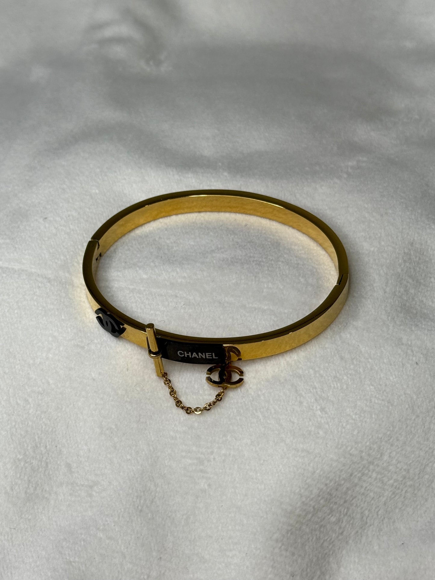Contemporary Bangles with Chain Design 7"1/2" Modern Elegance