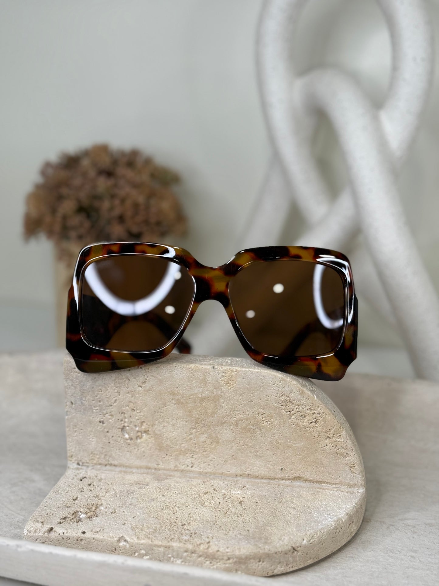 Tortoiseshell Sunglasses with Classic Frames for Effortless Style