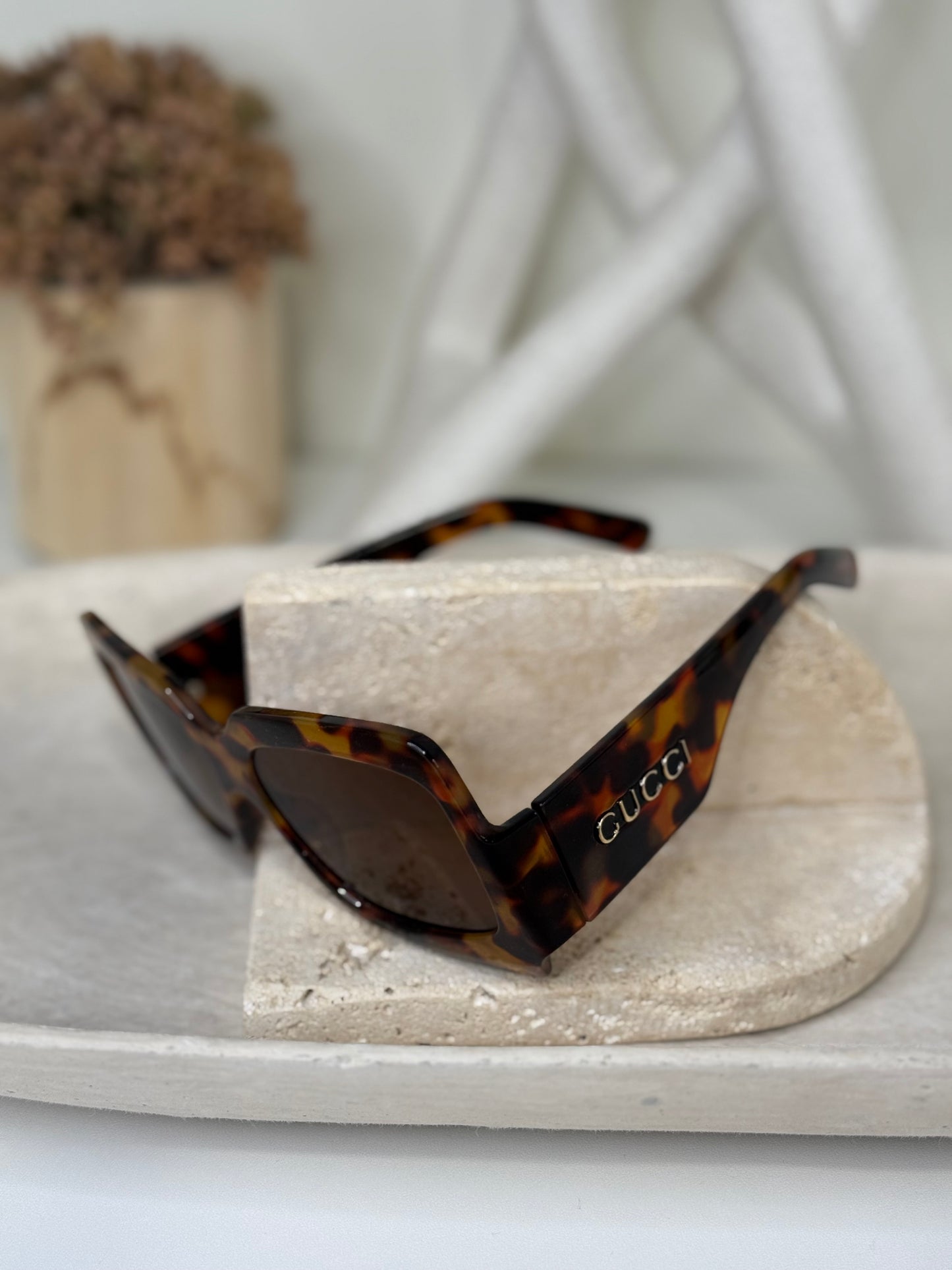 Tortoiseshell Sunglasses with Classic Frames for Effortless Style