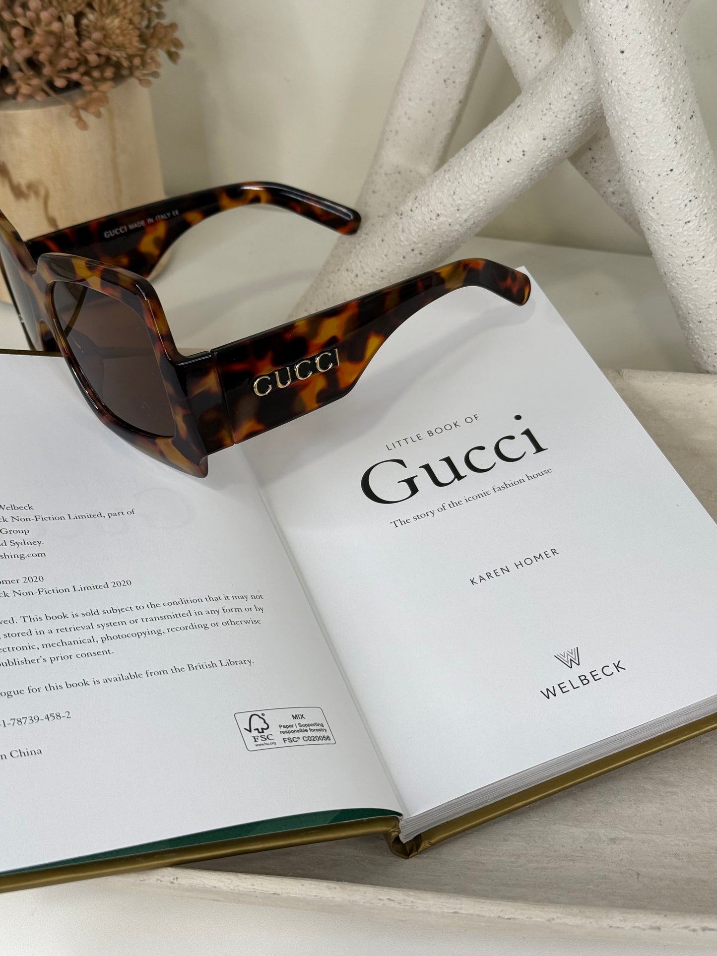 Tortoiseshell Sunglasses with Classic Frames for Effortless Style
