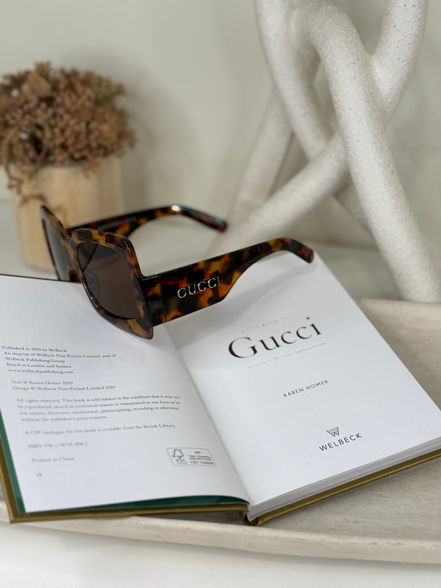 Tortoiseshell Sunglasses with Classic Frames for Effortless Style