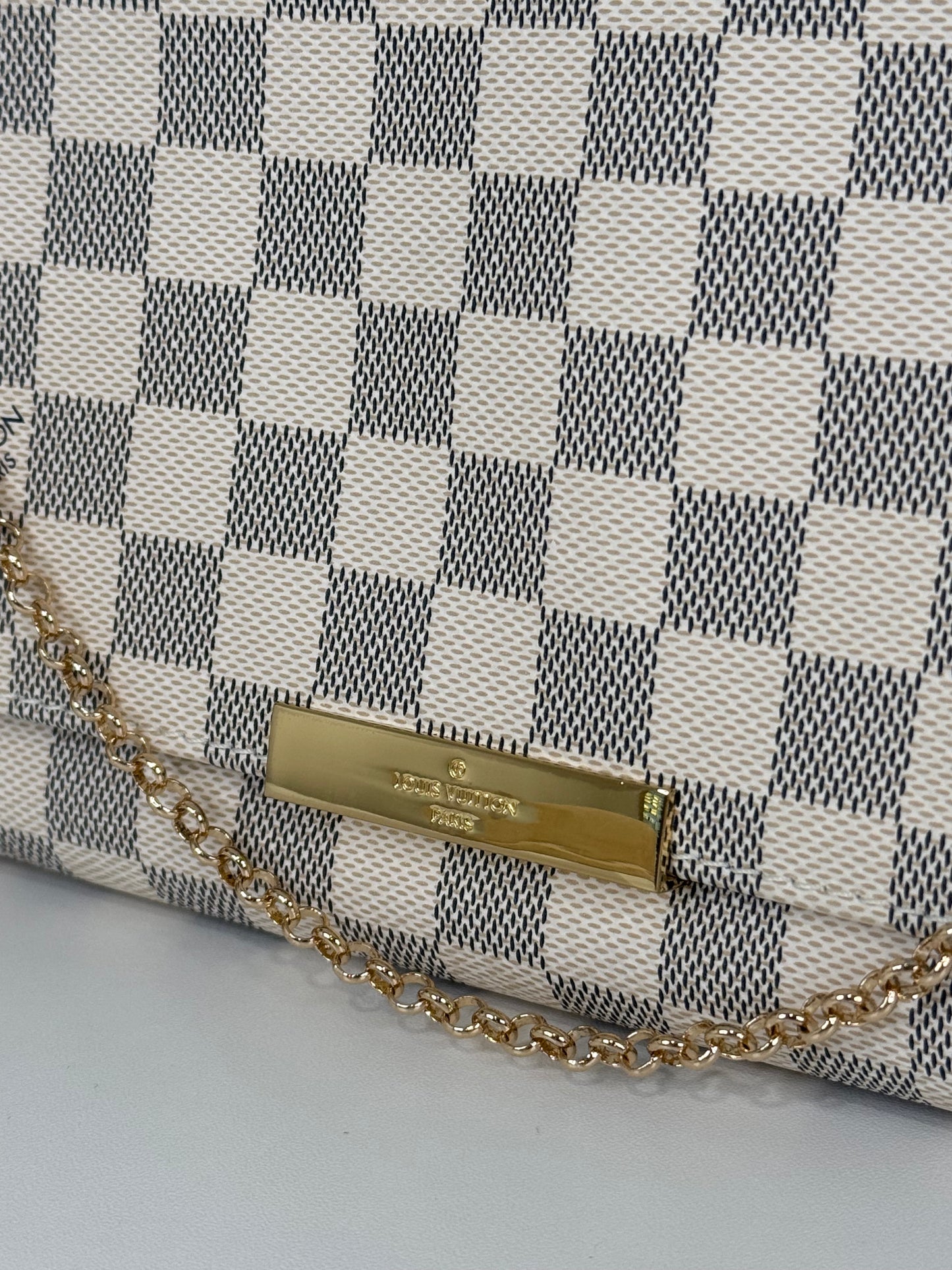 Vibrant White and Blue Checkered 6"1/2"4" Leather Wallet with Fine Detailing