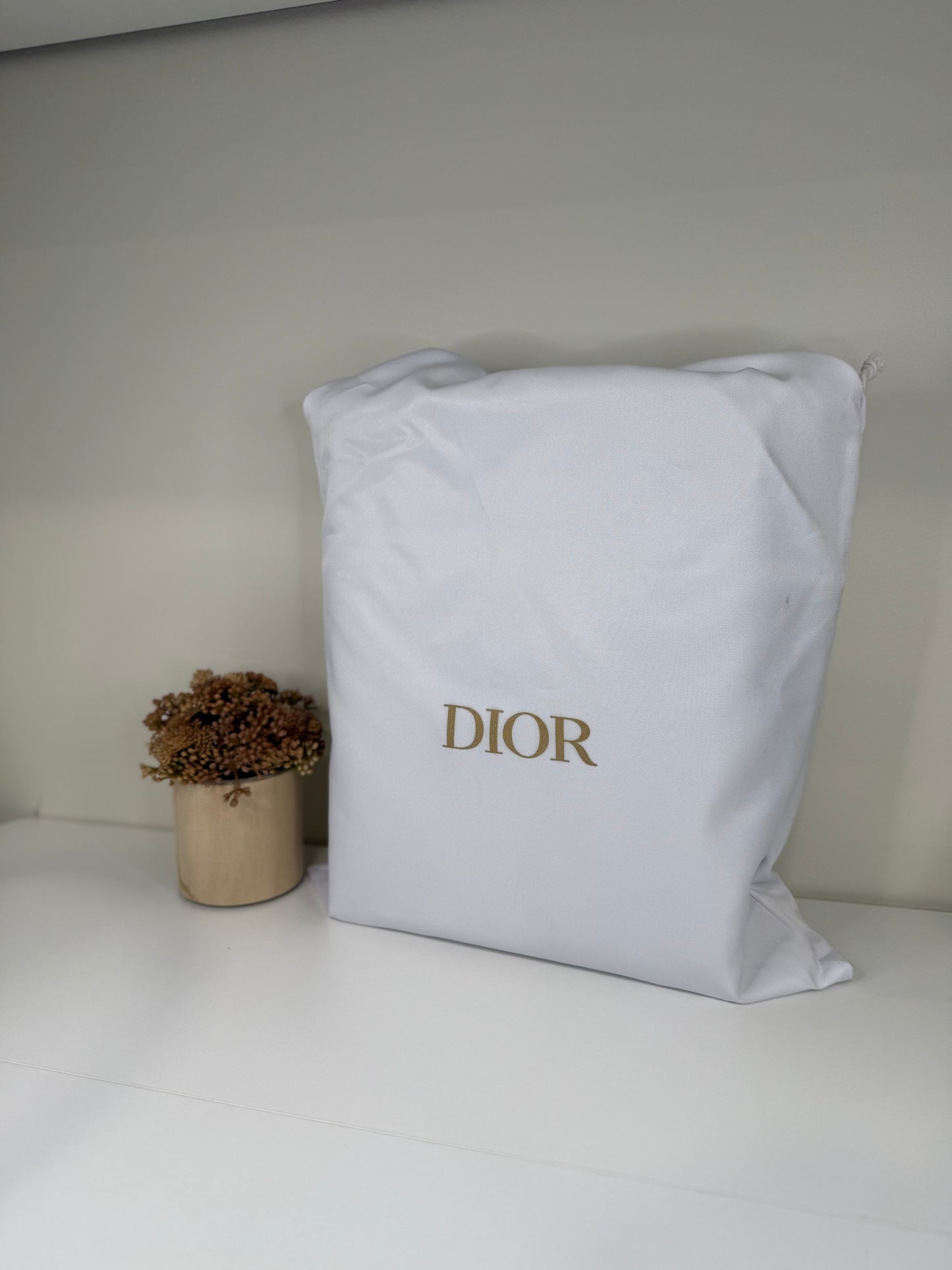 Contemporary Leather Tote with Structured Design