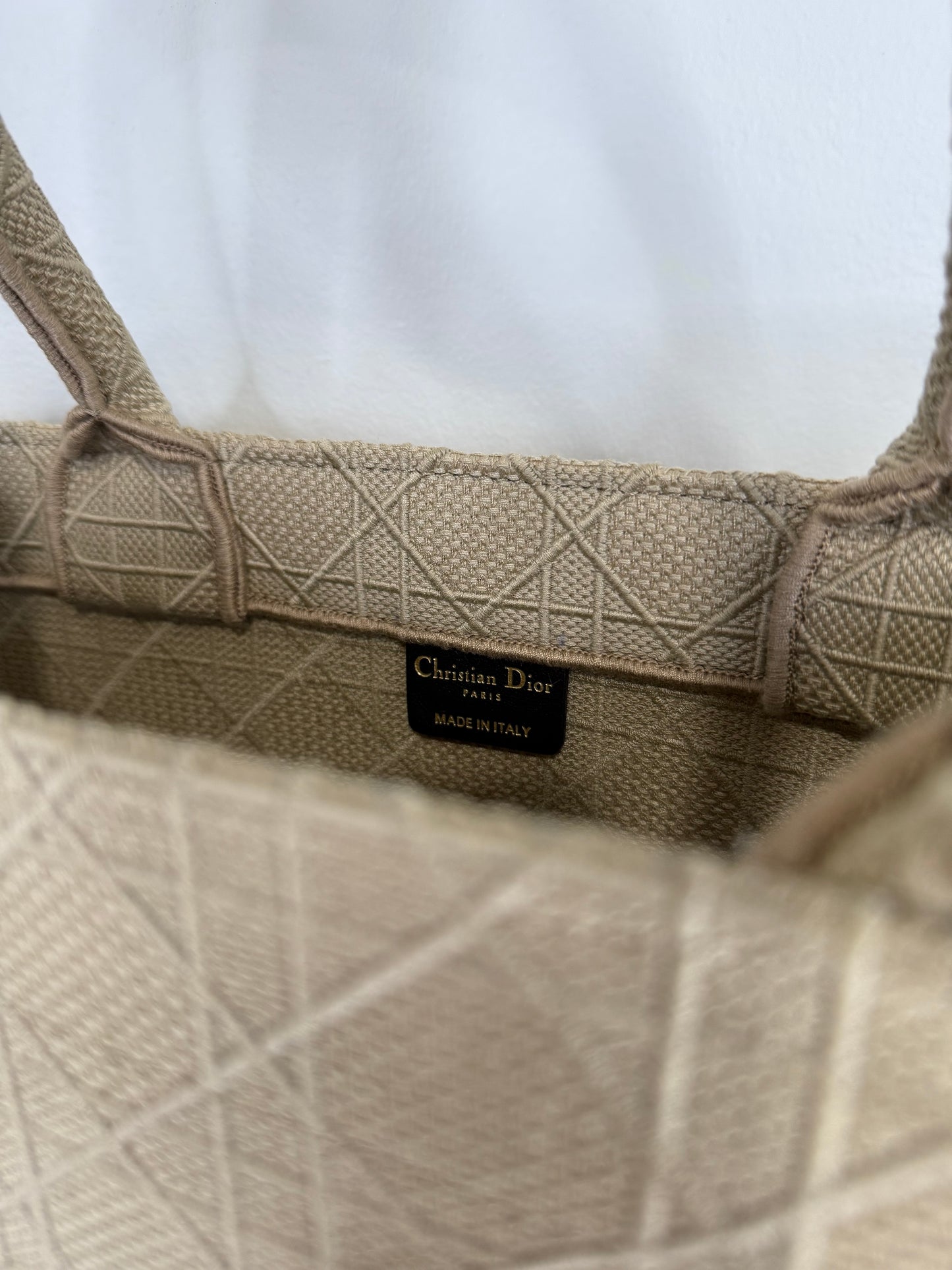 Contemporary Leather Tote with Structured Design