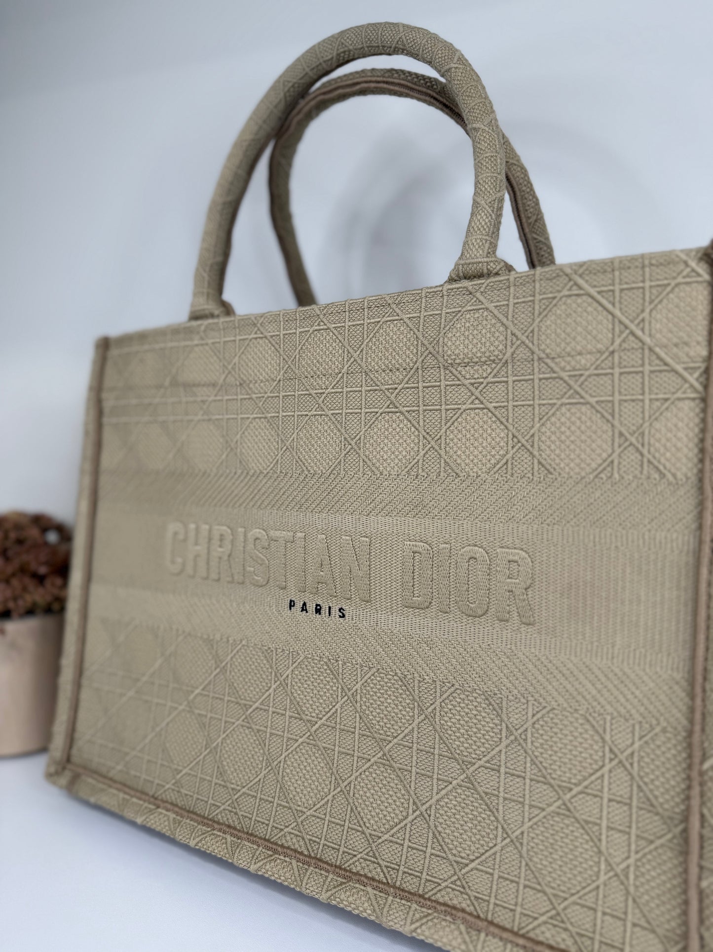 Contemporary Leather Tote with Structured Design
