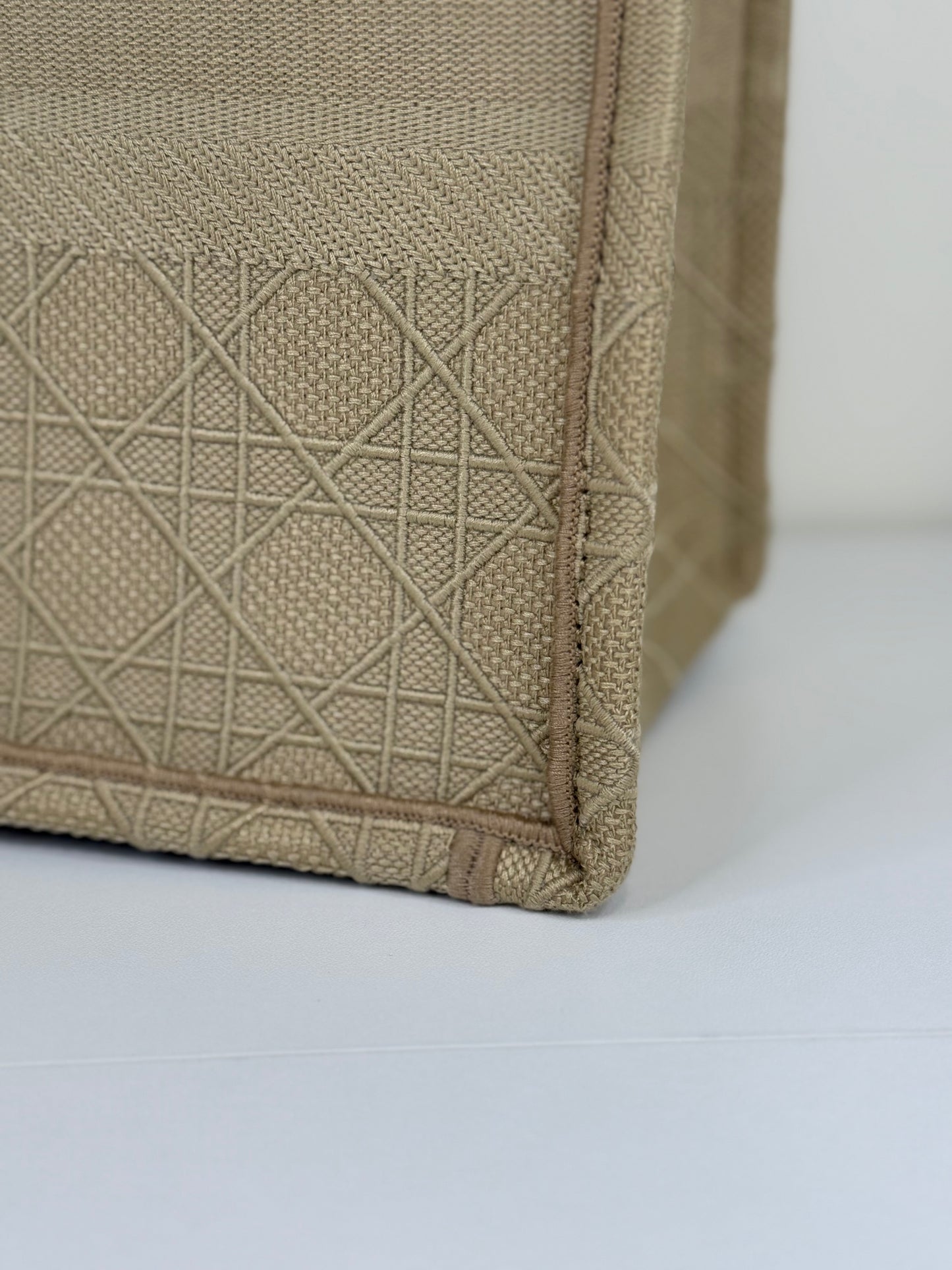 Contemporary Leather Tote with Structured Design