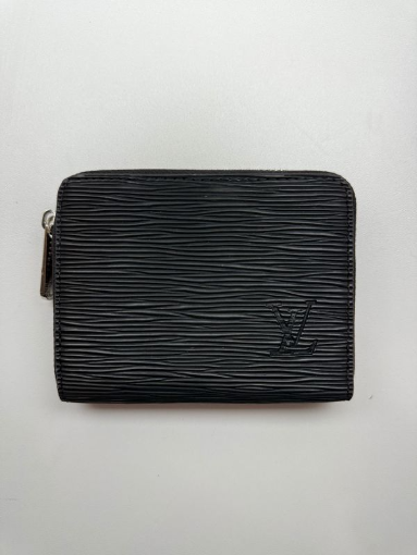Elegant Black Coin Purse with Zip Closure