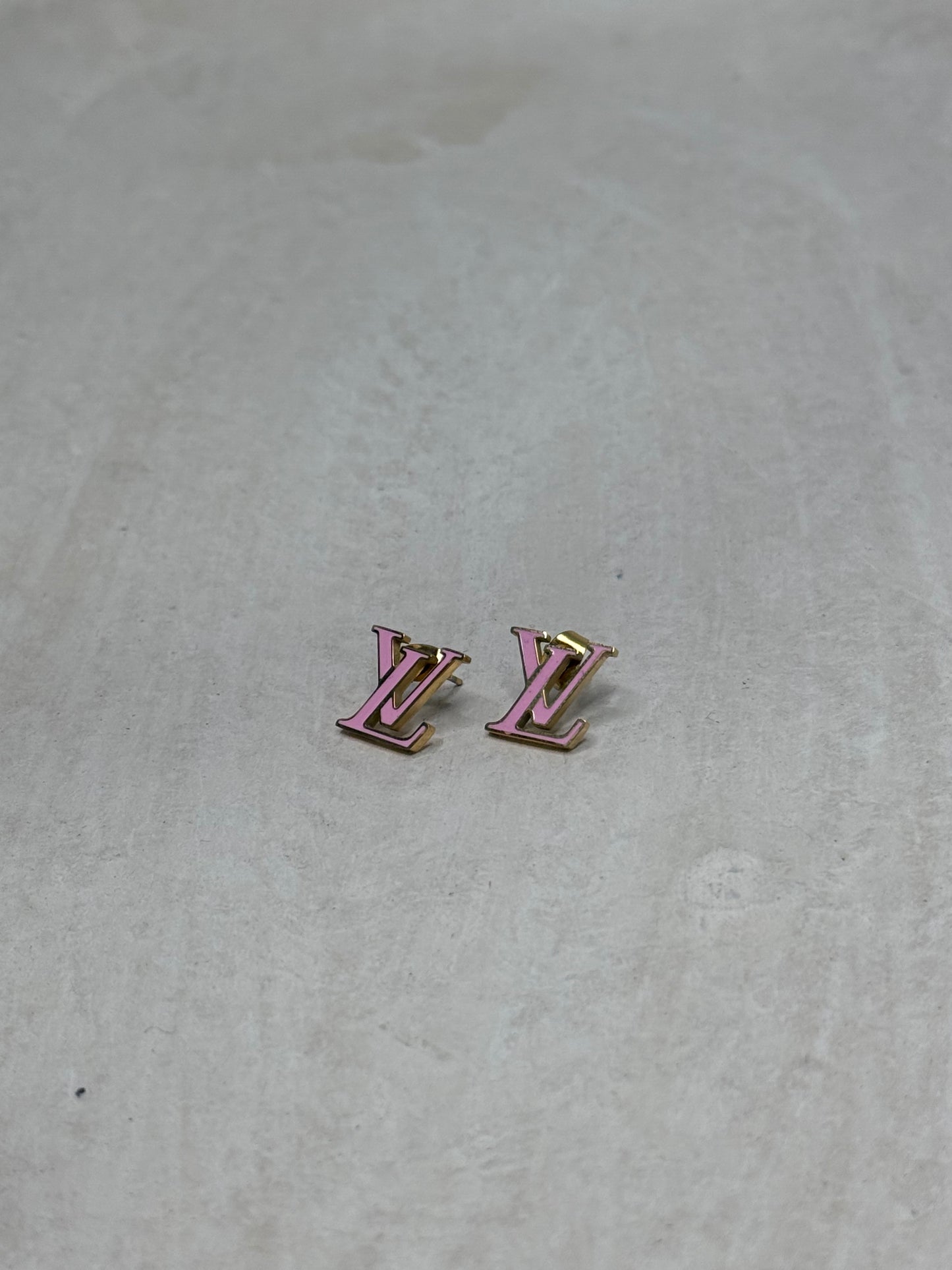 Exquisite 1/2" Width Earrings with Pink Accent Design 1/2" Width