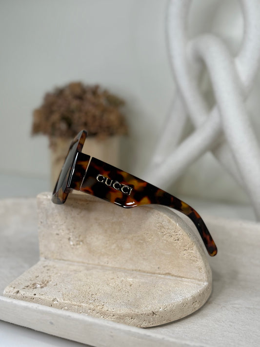 Tortoiseshell Sunglasses with Classic Frames for Effortless Style