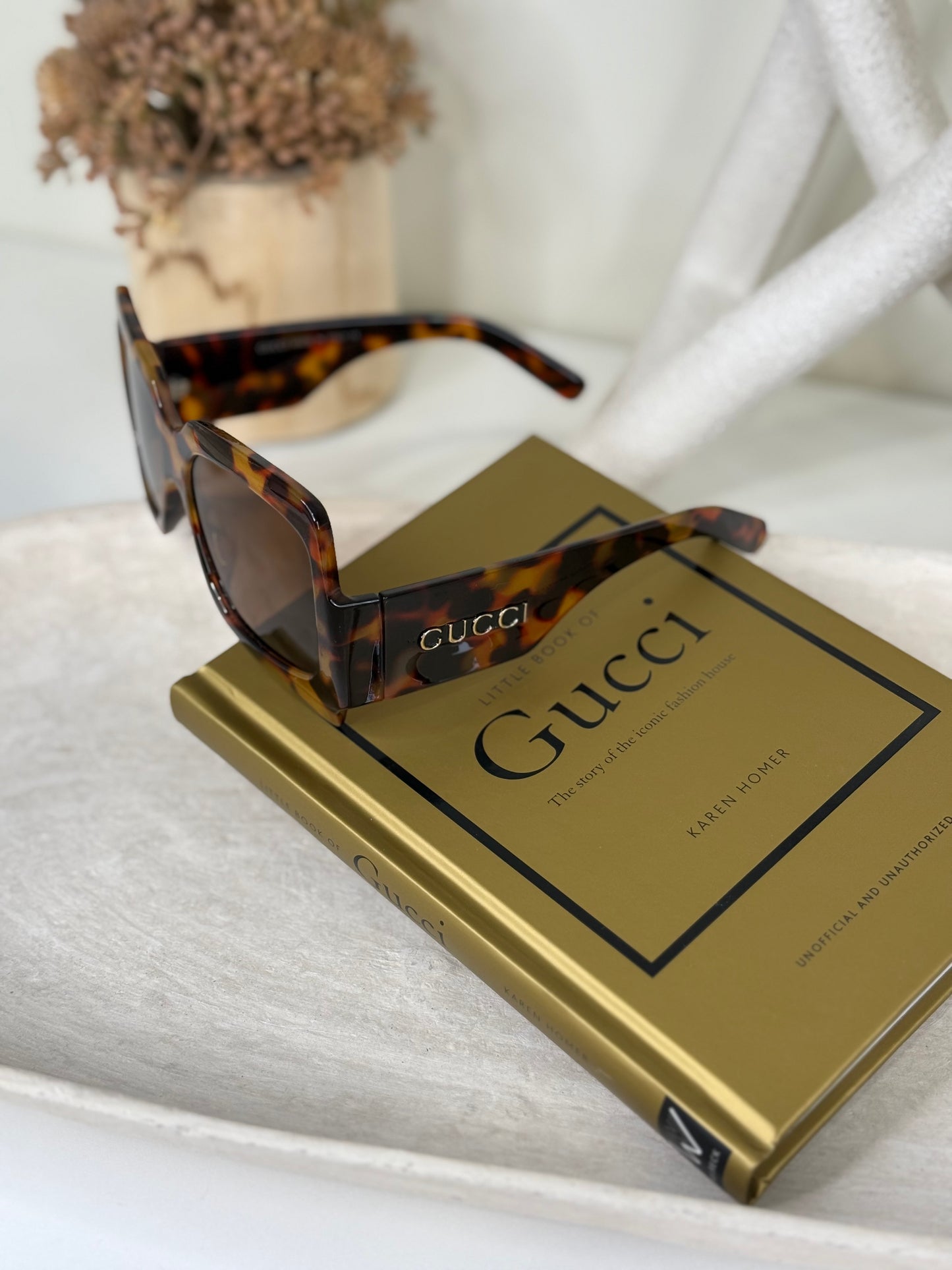 Tortoiseshell Sunglasses with Classic Frames for Effortless Style