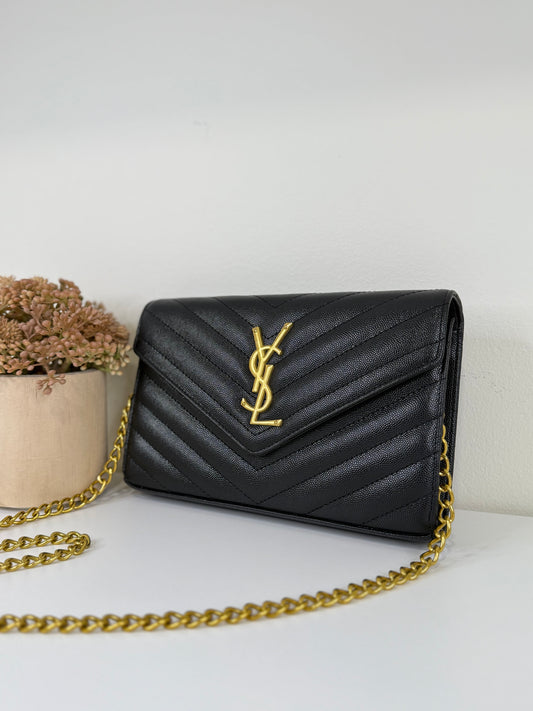 Refined Black Bag Chain Accent and Slim Profile