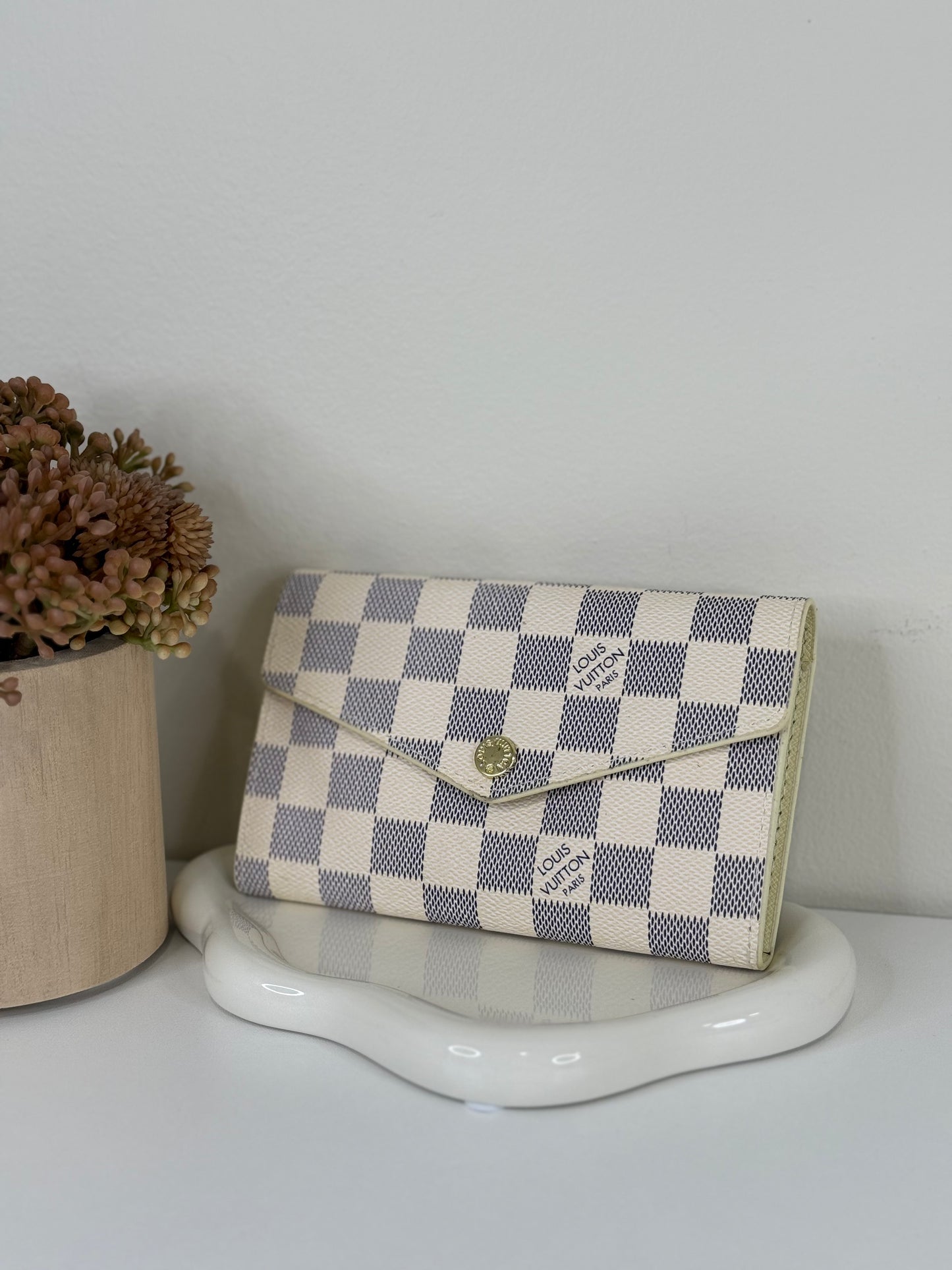 Vibrant White and Blue Checkered 6"1/2"4" Leather Wallet with Fine Detailing