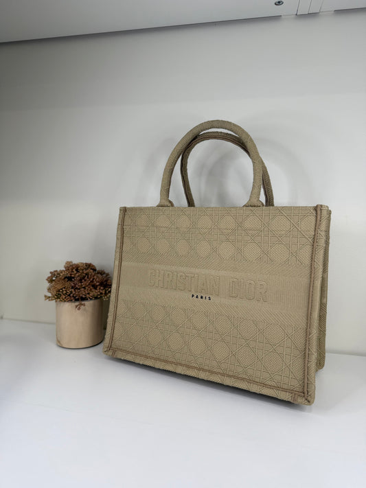 Contemporary Leather Tote with Structured Design