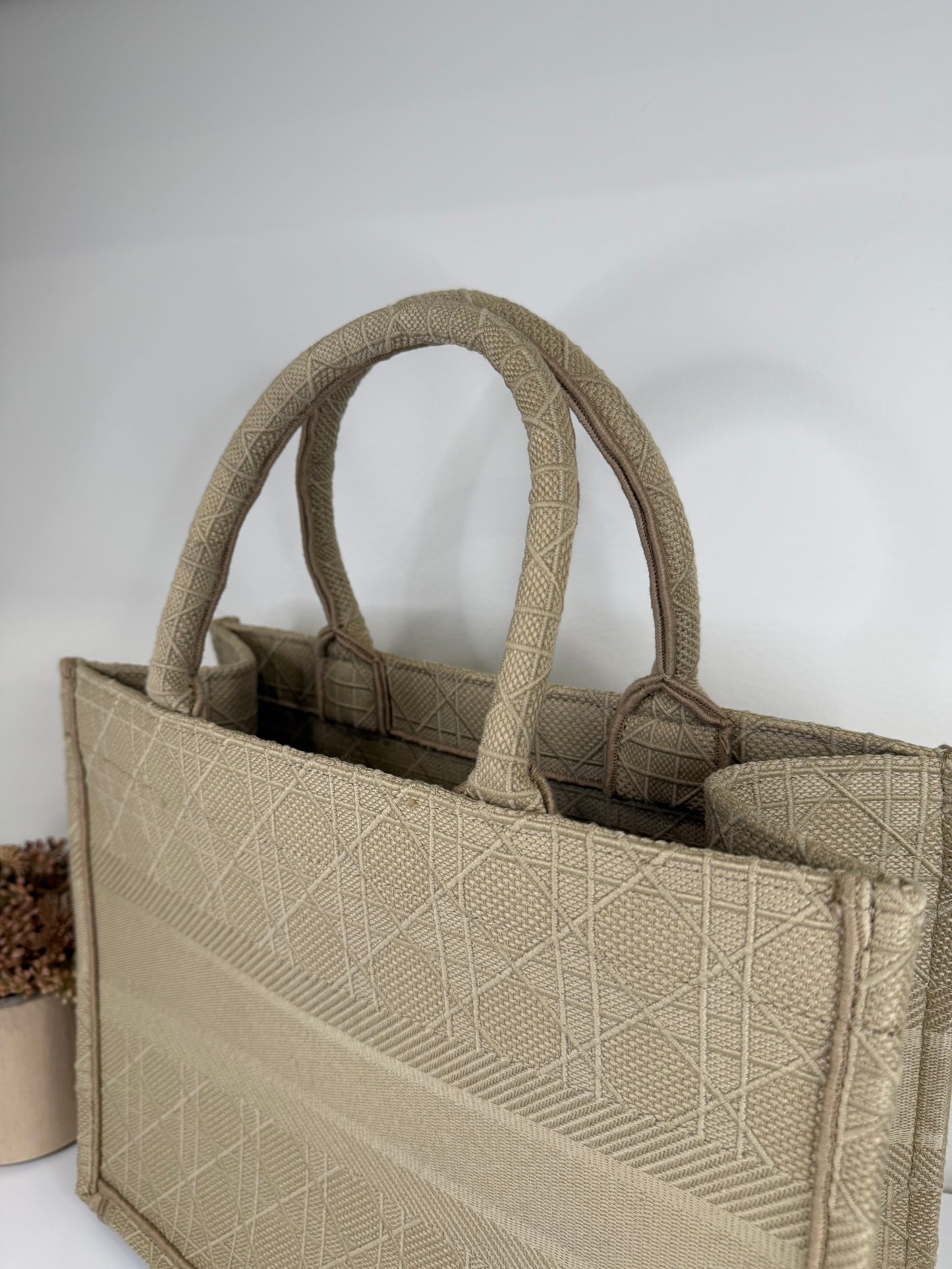 Contemporary Leather Tote with Structured Design