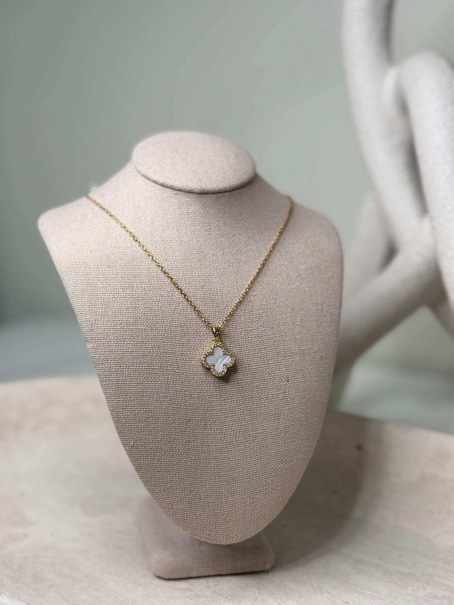 Enchanting 9" Pearly Clover Necklace with Diamond Rim