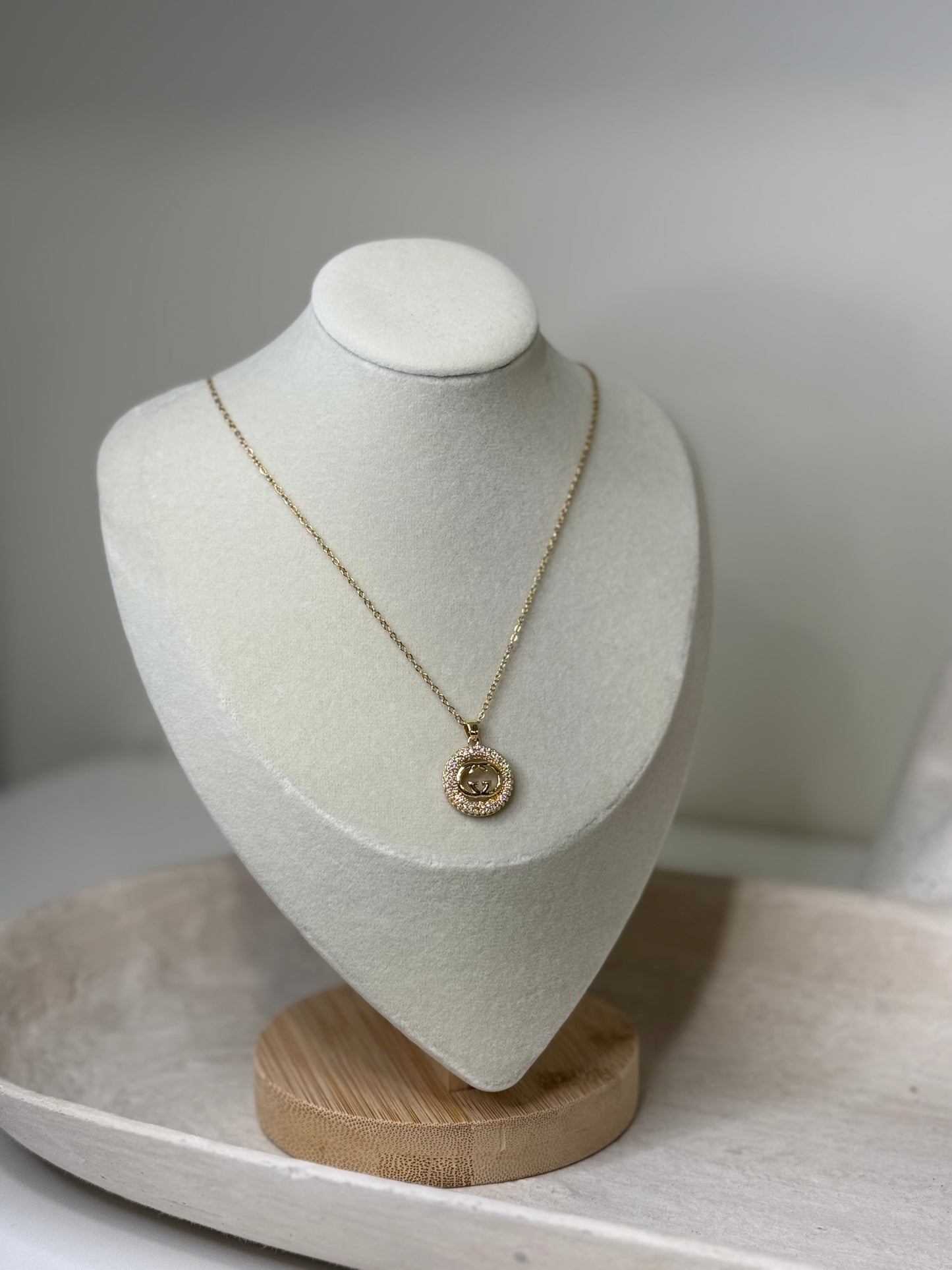 Sophisticated Round Charm 10" Necklace with Encrusted Rim