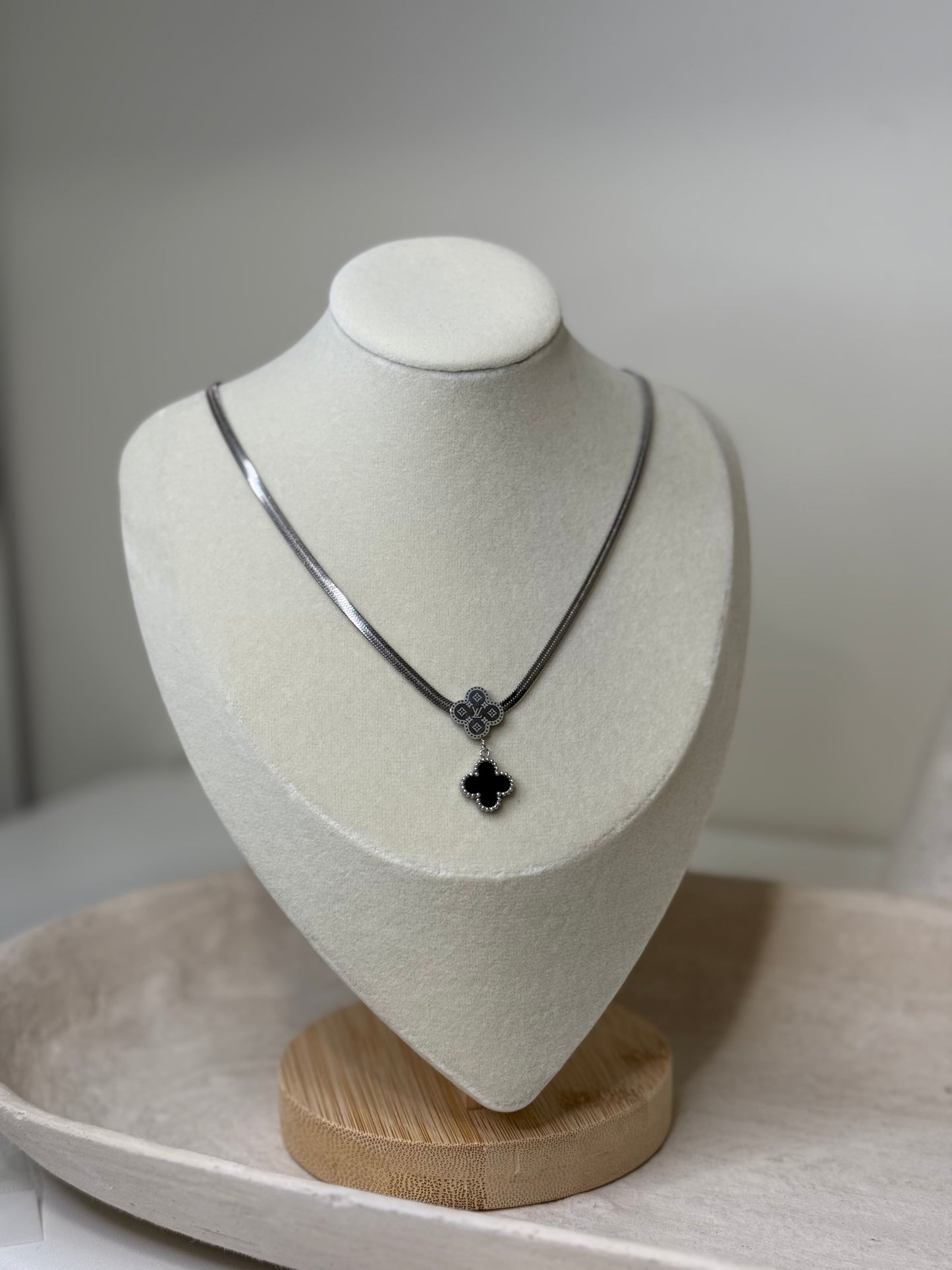 Polished Herringbone Chain with Black Clover 9" Width Pendant