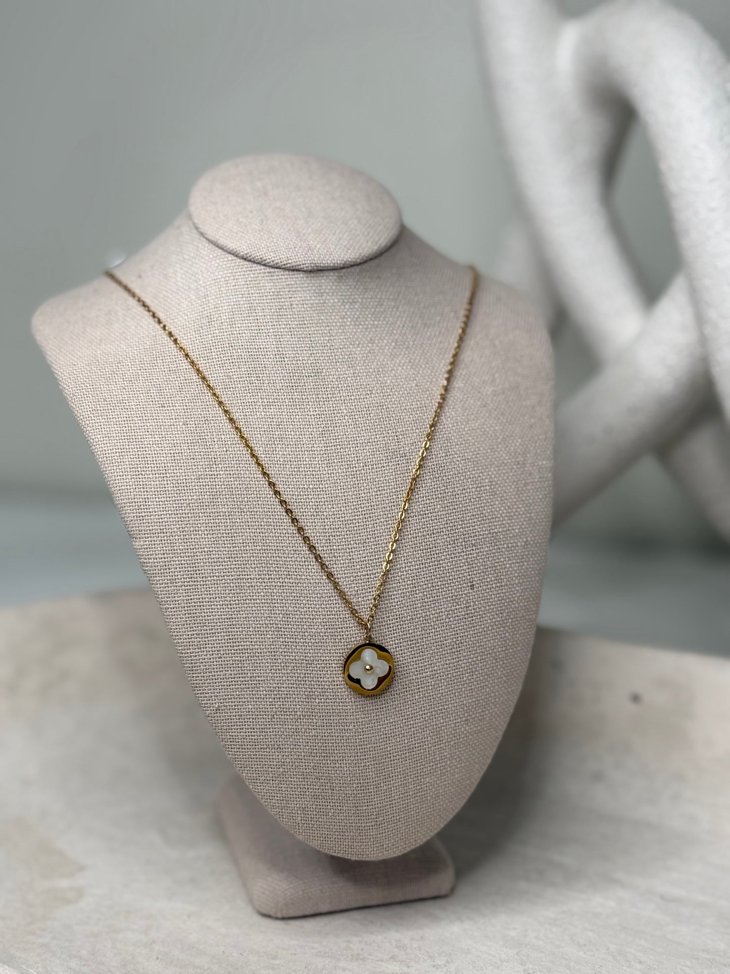 Dainty Chain / Round Clover Charm