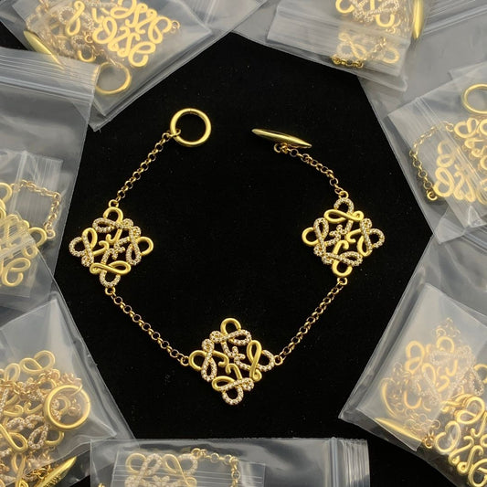 Dazzling Interlocking Pattern Link Bracelet