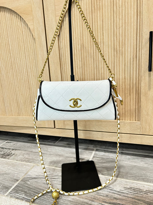 Elegant Quilted Shoulder Bag with Gold Chain Strap