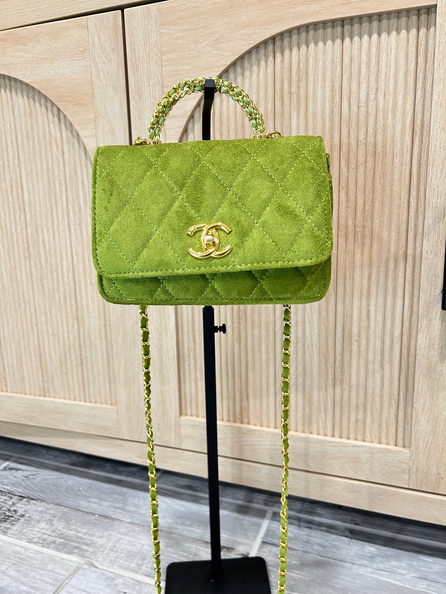 Luxury Green Quilted Handbag with Gold-Tone Chain Details