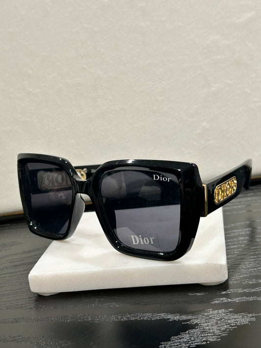 Chic Square Sunglasses with Gold-Tone Temple Detail