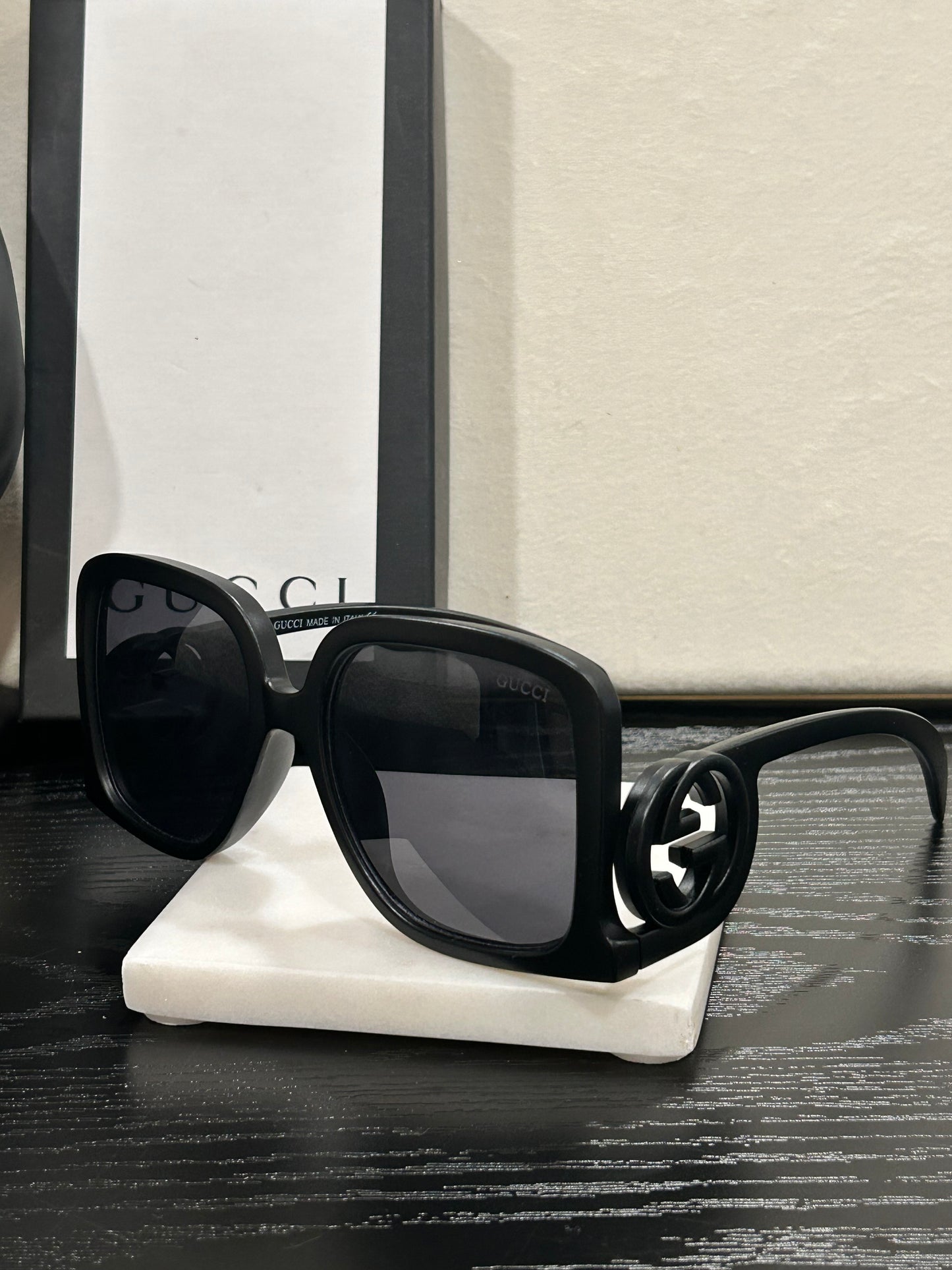 Chic Matte Black Wide-Frame Sunnies