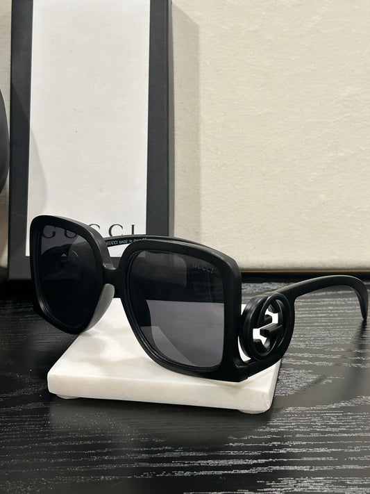 Chic Matte Black Wide-Frame Sunnies