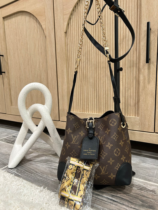 Chic Monogram Bucket Bag with Gold-Chain & Leather Strap - Versatile Crossbody/Shoulder Style
