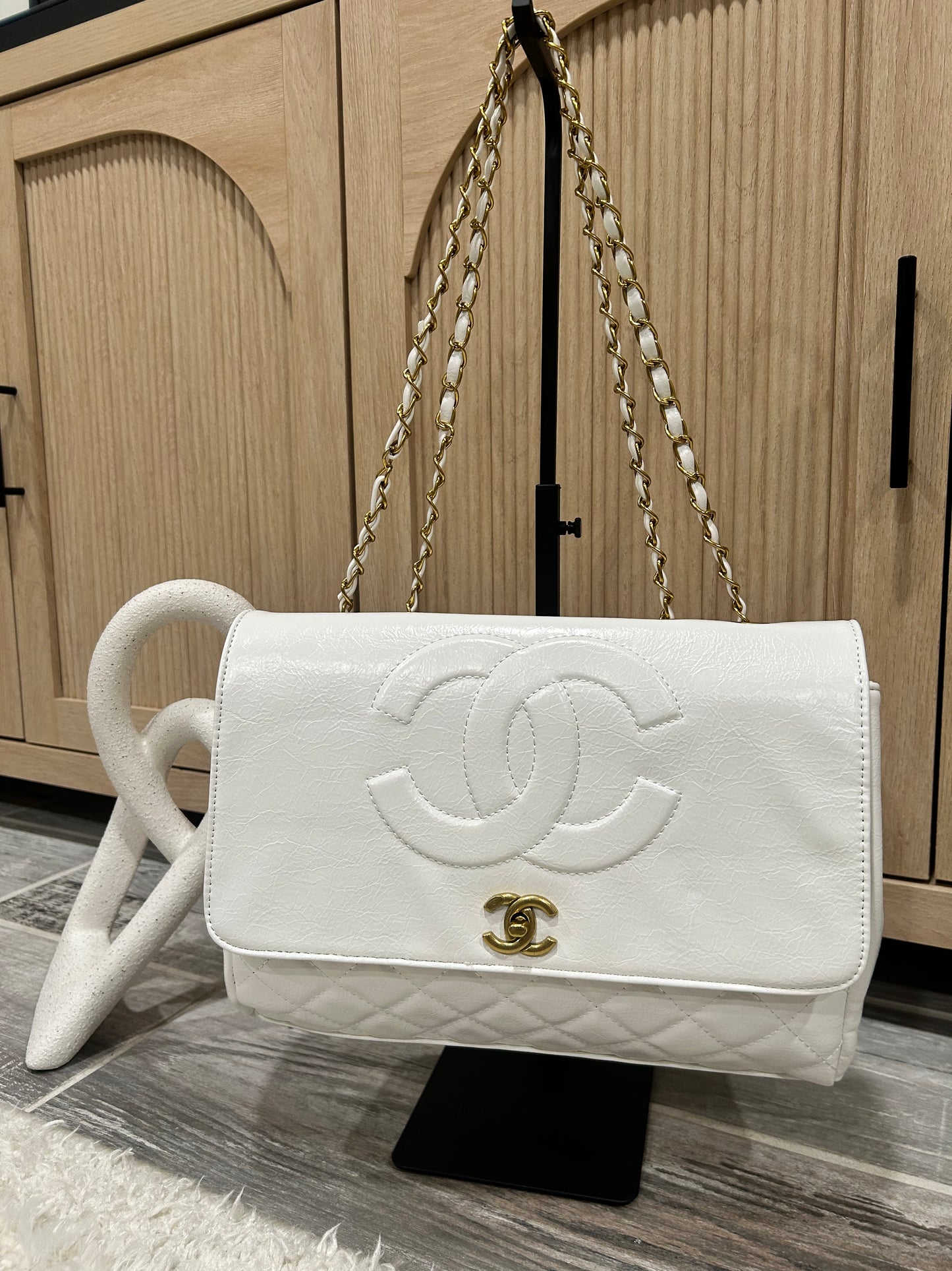Chic White Leather Shoulder Bag with Gold Chain Strap