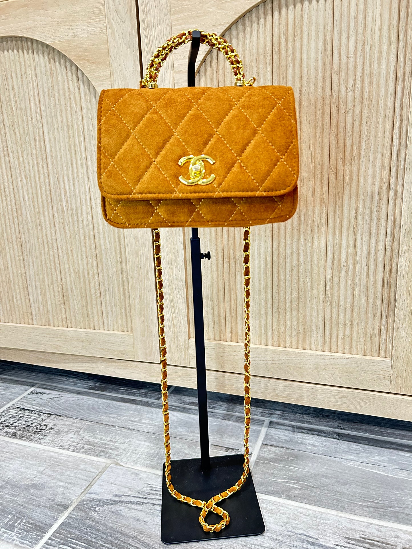 Luxury Green Quilted Handbag with Gold-Tone Chain Details