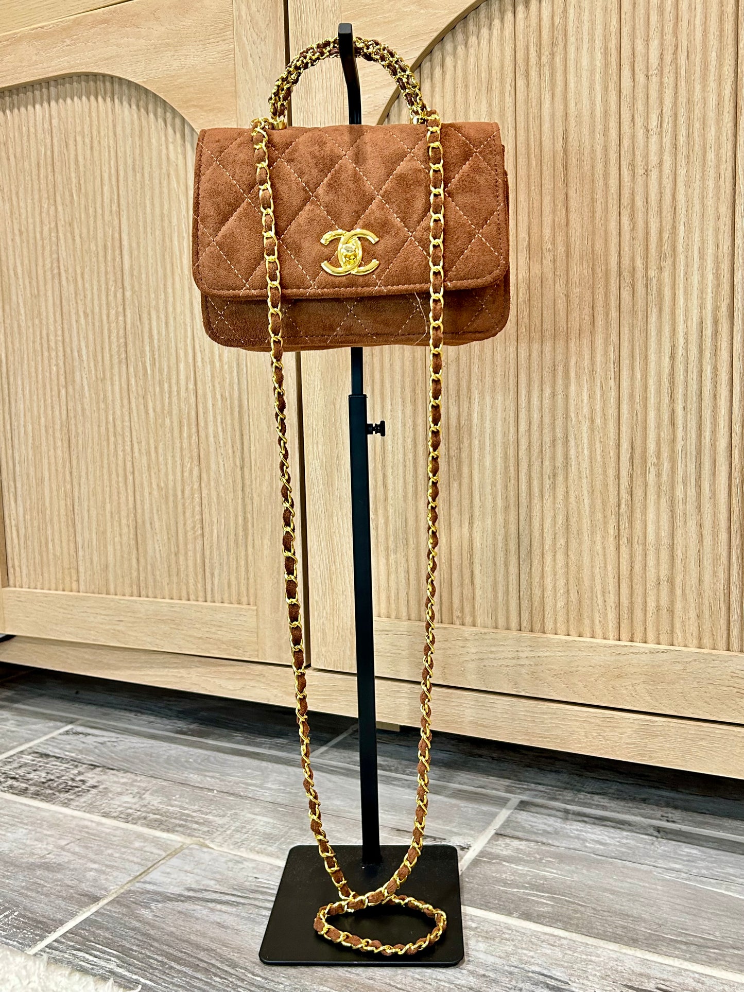 Luxury Green Quilted Handbag with Gold-Tone Chain Details