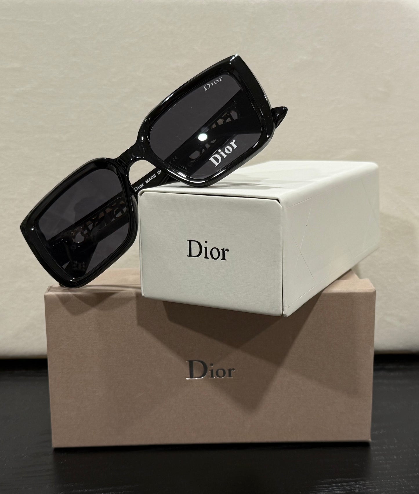 Chic Square Sunglasses with Gold-Tone Temple Detail