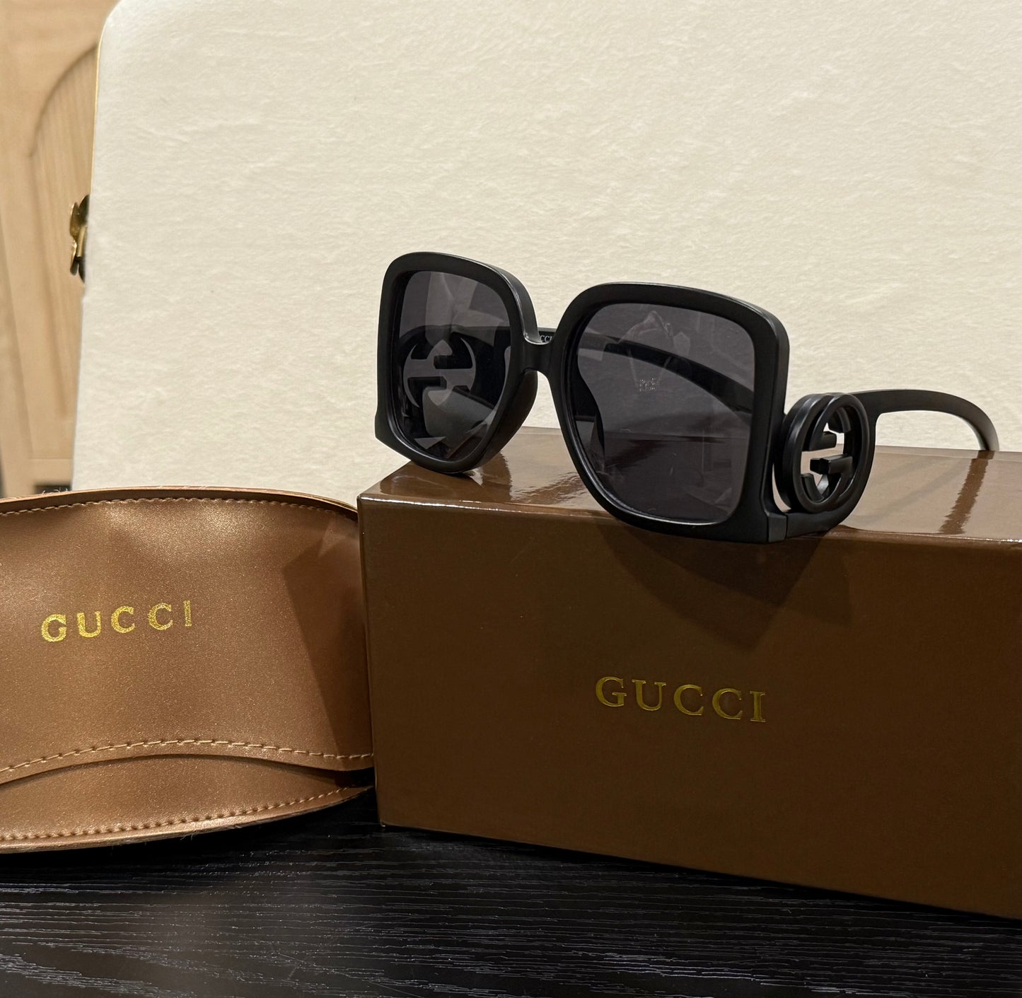 Chic Matte Black Wide-Frame Sunnies