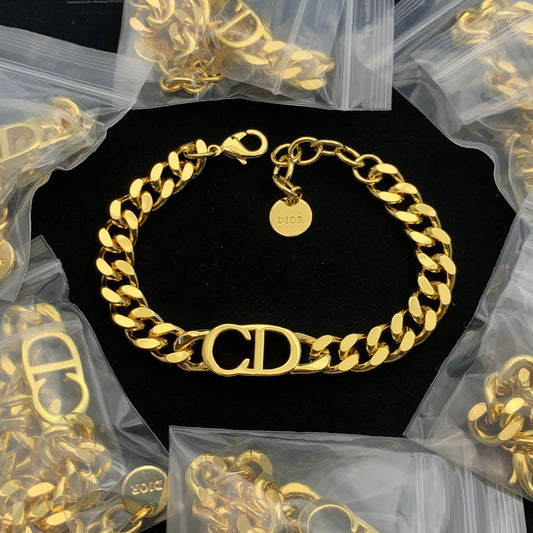 Fashion-Forward Gold Link Bracelet