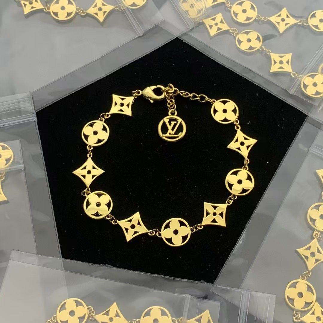 Luxury Gold Tone Clover & Diamond Link Bracelet with Signature Disc Charm