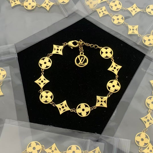 Luxury Gold Tone Clover & Diamond Link Bracelet with Signature Disc Charm