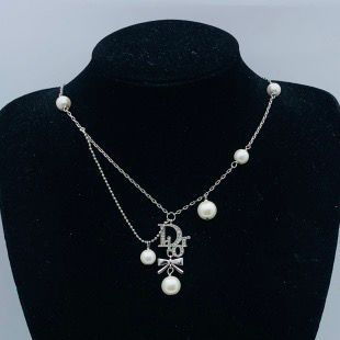Chic Layered Necklace with Pearl Embellishments